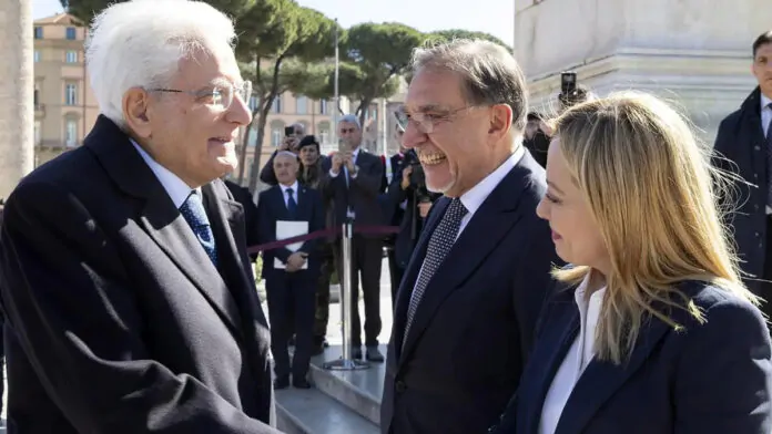 premierato, meloni stringe la mano al presidente della repubblica mattarella