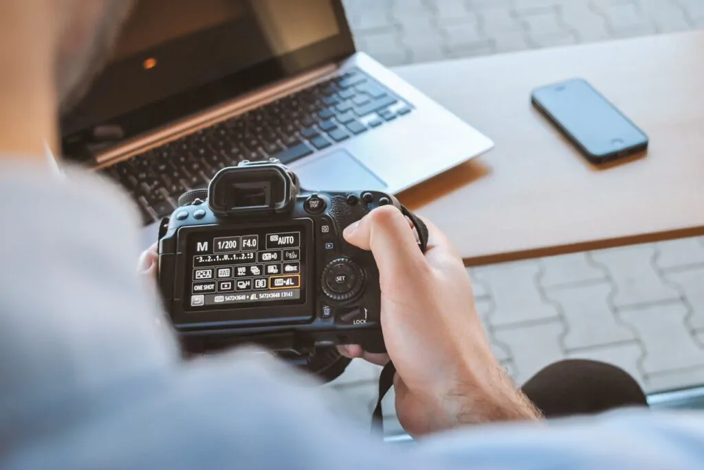 macchina fotografica e pc