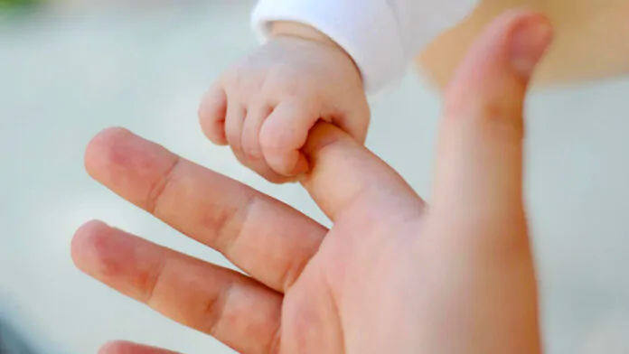 bonus mamme, mamma stringe dito a figlio neonato