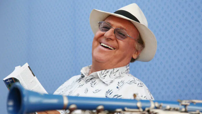 renzo arbore sorride