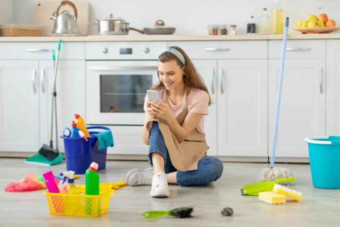 casalighe millennial con lo smartphone puliscono casa