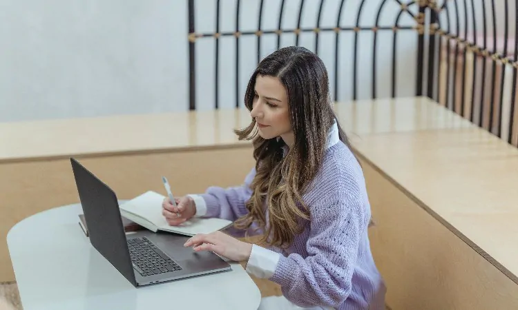 ragazza che studia al pc