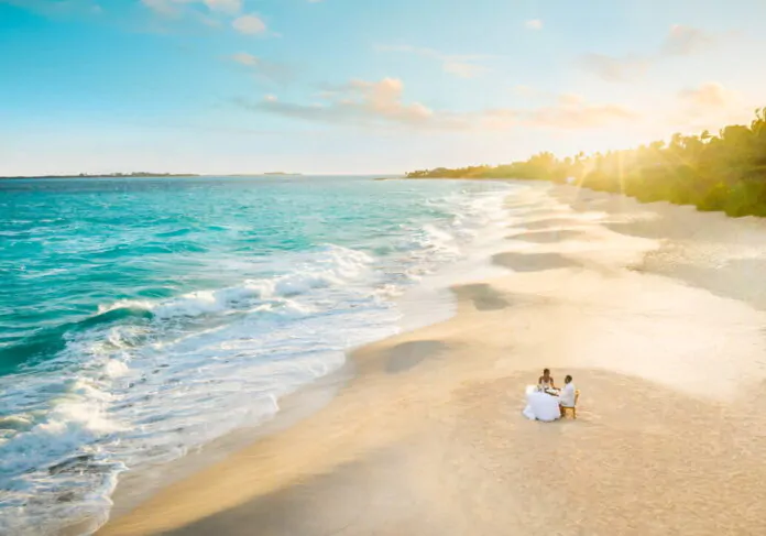 vacanza romantica, coppia si rilassa in riva al mare