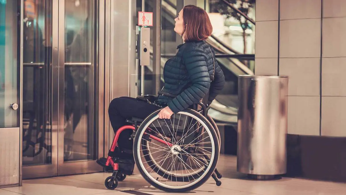 Bonus barriere architettoniche 2024 ragazza disabile entra in ascensore