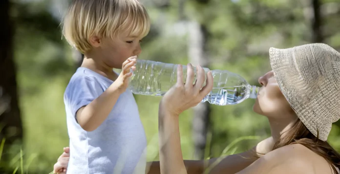 pfas, bambino beve acqua con sua mamma