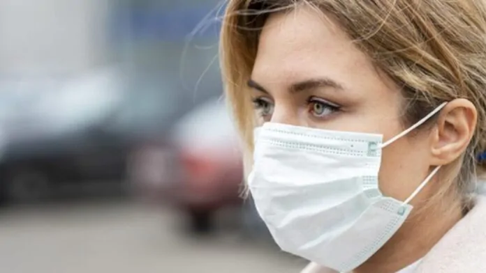 vaccino contro il covid di astrazeneca, donna indossa mascherina