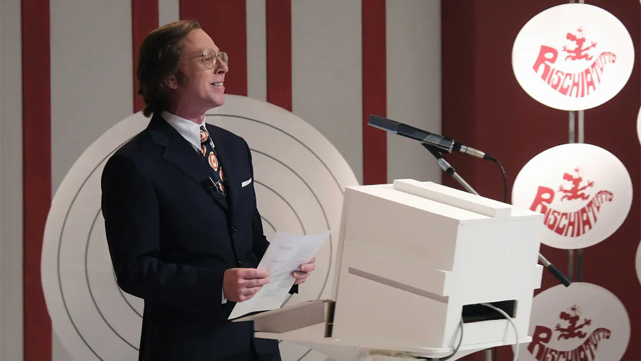 Arriva la miniserie su Mike Bongiorno, svela lati inediti del "padre della televisione italiana" 4 Arriva la miniserie su Mike Bongiorno, svela lati inediti del "padre della televisione italiana" 3