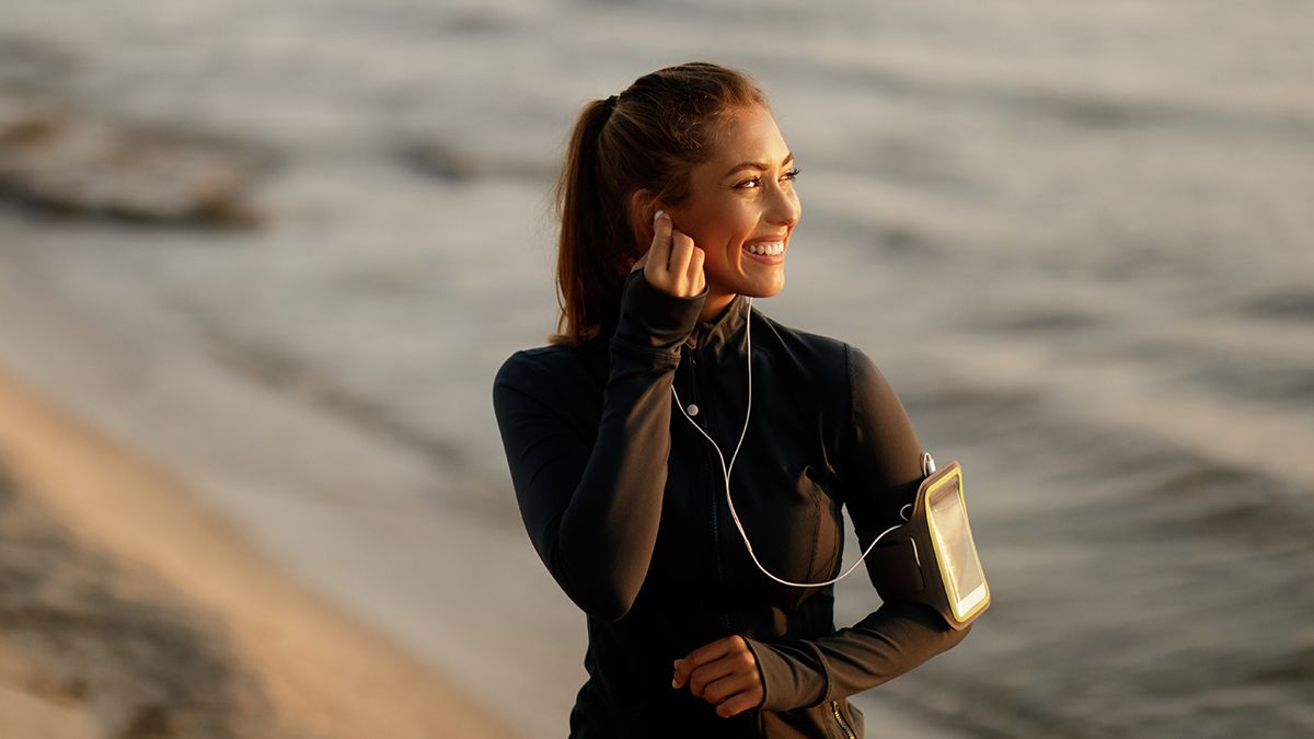 Strategie efficaci per migliorare la salute mentale 4 donna fa esercizio sulla spiaggia, una strategia per migliorare la salute mentale