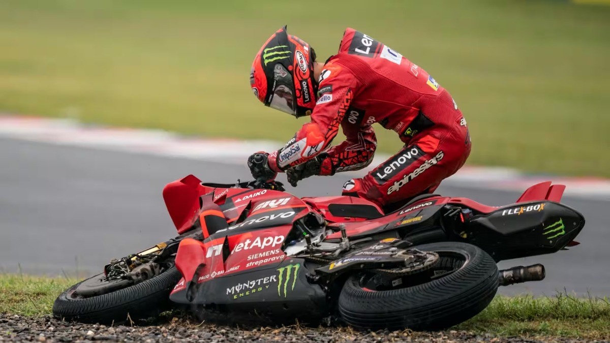 Il pilota Francesco Bagnaia ha fermato il Gp a Valencia: "Solidarietà per l'alluvione" 5 Francesco Bagnaia