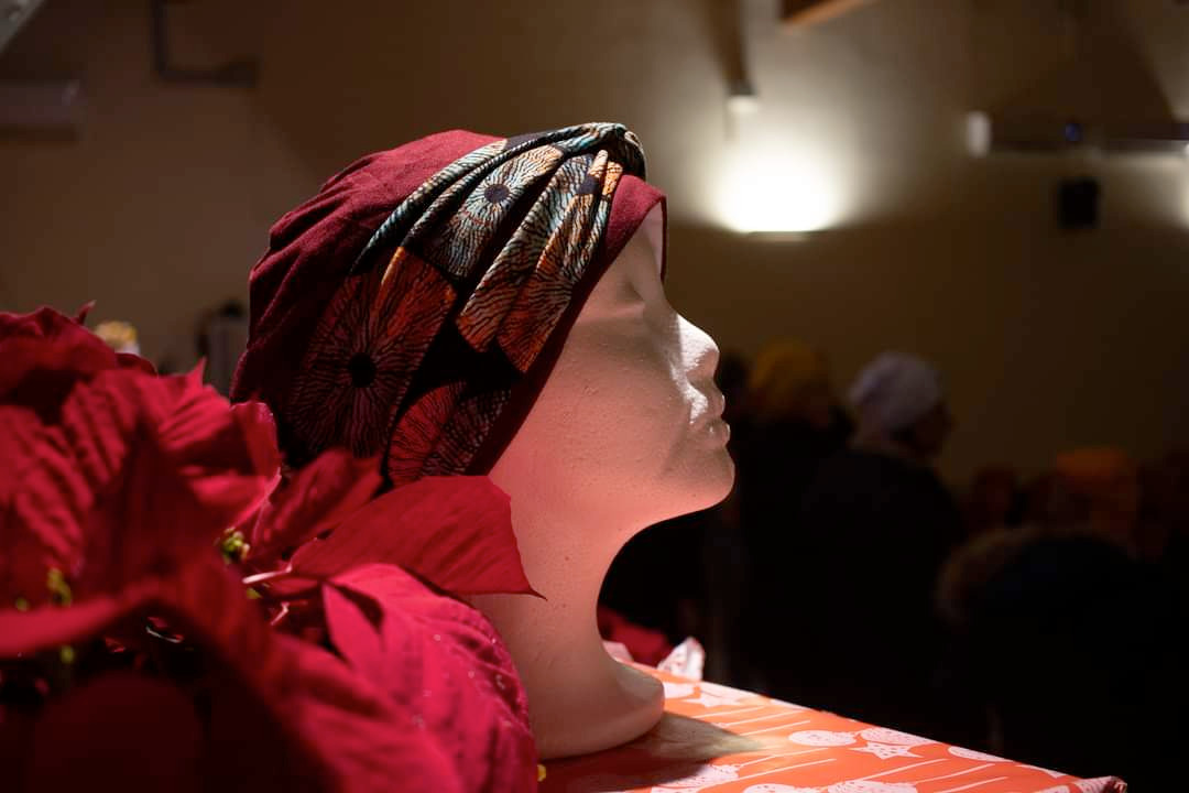 A Napoli le donne migranti realizzano copricapi per le pazienti oncologiche 3