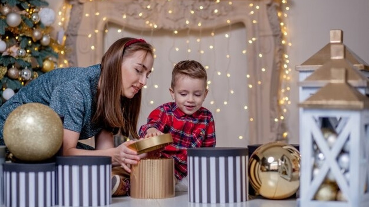 3 consigli di una mamma per far felici i bambini che compiono gli anni a Natale 3 natale, mamma e figlio scartano regali di natale