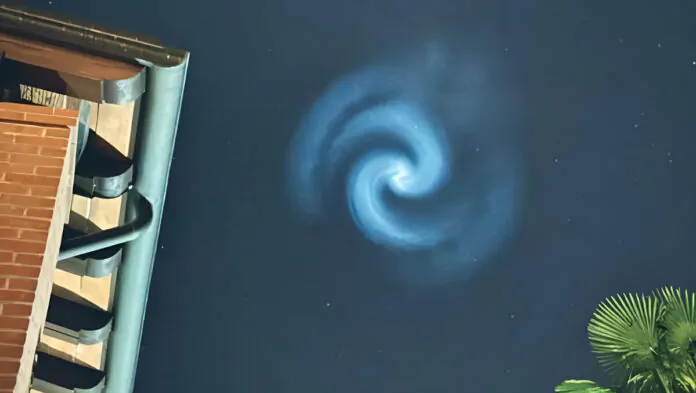 Spirale luminosa nei cieli italiani, non un ufo ma il razzo Space x di Elon  Musk