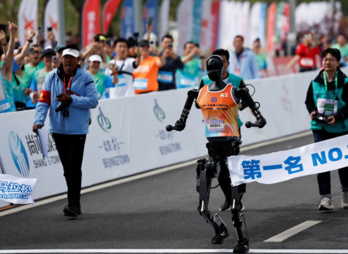 Pechino, maratona mista tra uomini e robot