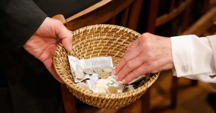 vaticano, offerta in chiesa
