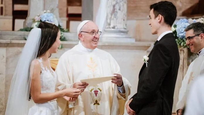 papa francesco sposa due giovani