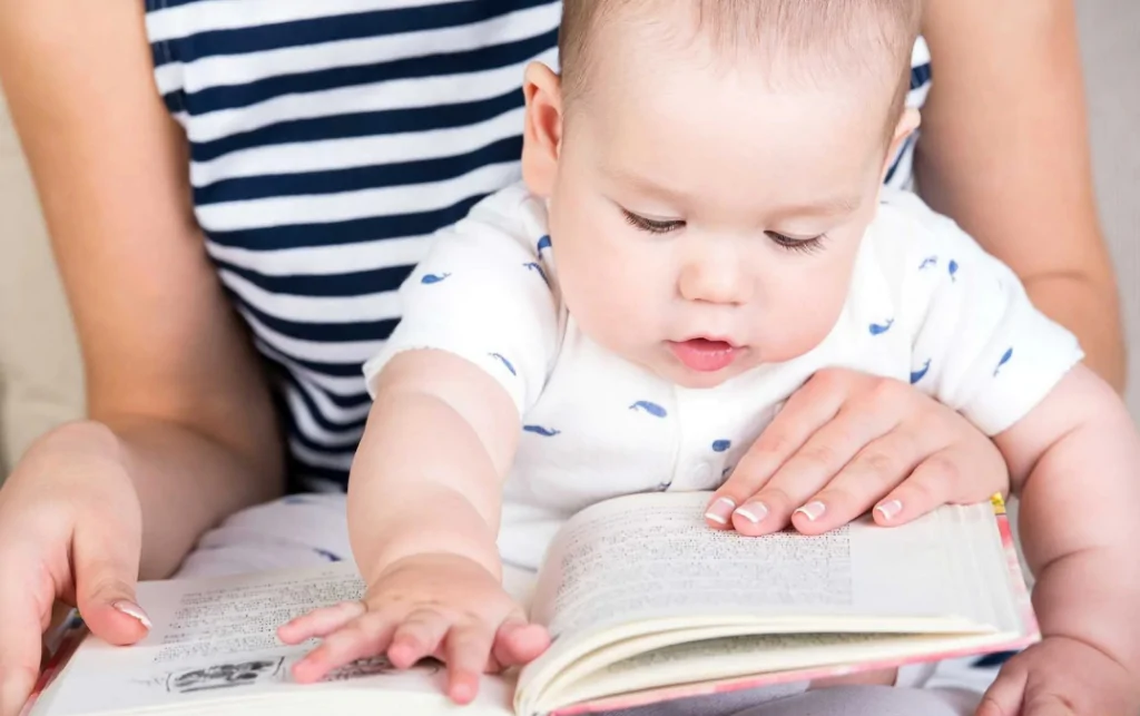 Un bambino si approccia alla lettura.