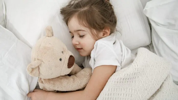 Una bambina dorme serenamente.