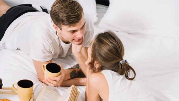 Una coppia condivide i sogni a letto.