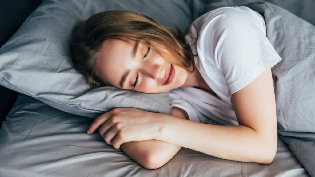 Una donna dorme e sogna.