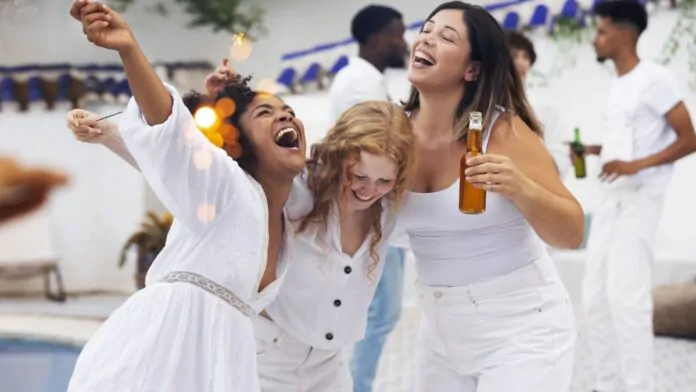 canzoni sull'estate, ragazze ballano a una festa