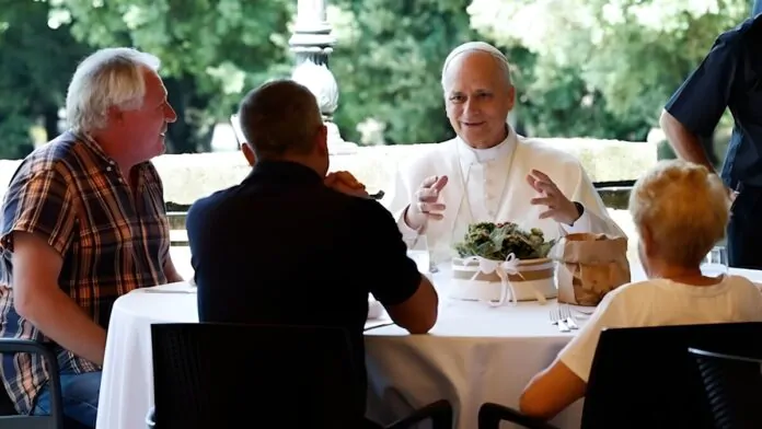 papa leone a pranzo con i poveri