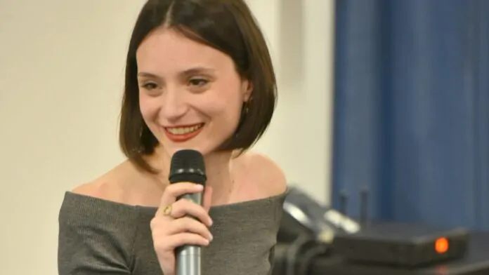 Flavia Carlini, l’attivista e autrice che porta la voce dei cittadini in Senato.